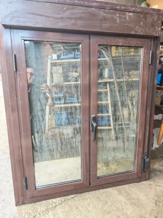 Ventana aluminio marrón con persiana