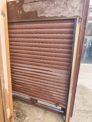 Ventana aluminio marrón con persiana