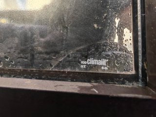 Ventana aluminio marrón con persiana