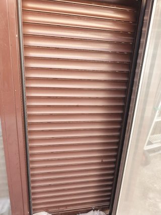 Ventana aluminio marrón con persiana