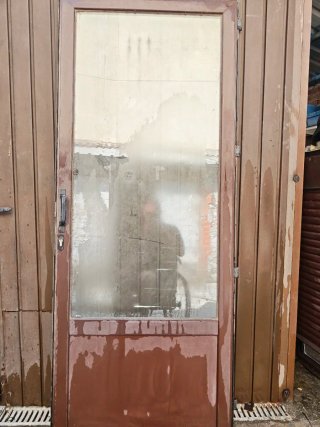 Ventana aluminio marrón con persiana