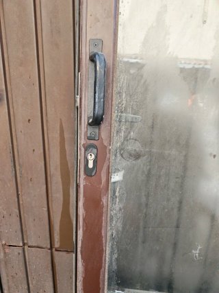 Ventana aluminio marrón con persiana
