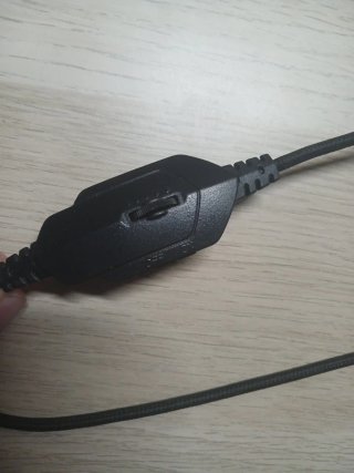 Cascos blancos con cable