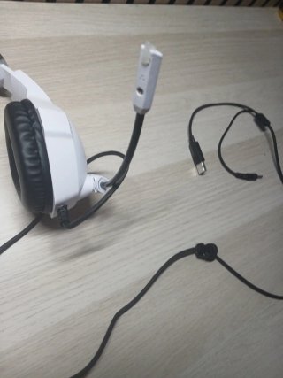 Cascos blancos con cable