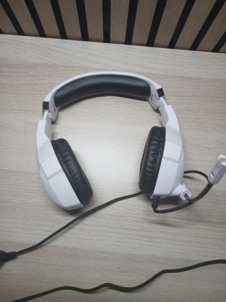 Cascos blancos con cable