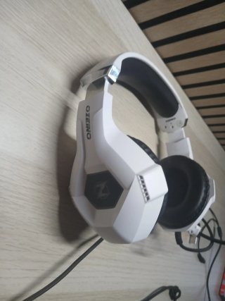 Cascos blancos con cable