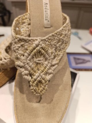 Sandalias Andarina Beige y Doradas