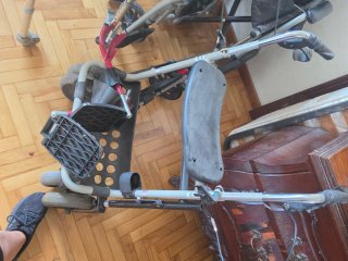 Andador con ruedas y asiento