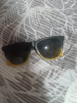 Gafas de sol negras y amarillas