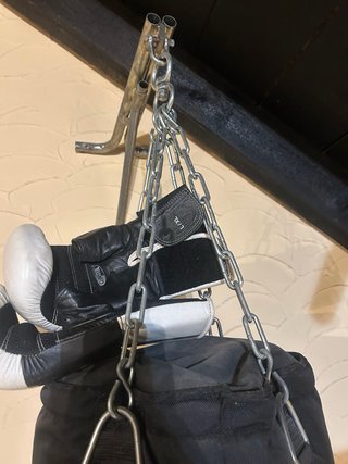 Saco de boxeo Adidas con guantes sin soporte pared