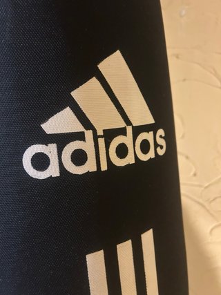 Saco de boxeo Adidas con guantes sin soporte pared
