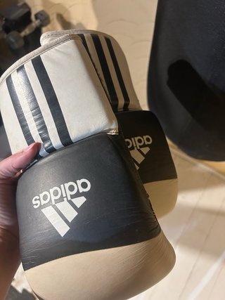 Saco de boxeo Adidas con guantes sin soporte pared