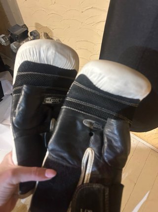 Saco de boxeo Adidas con guantes sin soporte pared