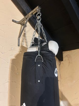 Saco de boxeo Adidas con guantes sin soporte pared