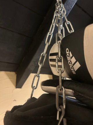 Saco de boxeo Adidas con guantes sin soporte pared