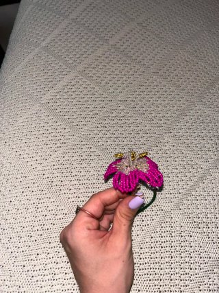 Flor artesanal rosa y dorada