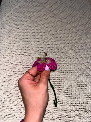 Flor artesanal rosa y dorada