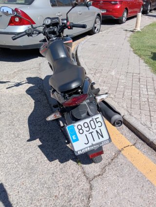 Moto gris casi nueva ITV para 2 años