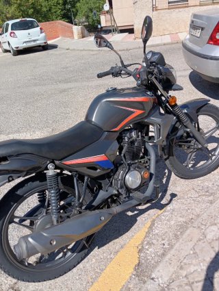 Moto gris casi nueva ITV para 2 años