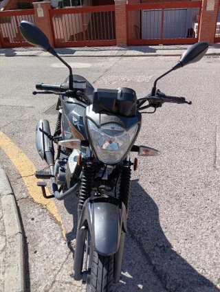 Moto gris casi nueva ITV para 2 años