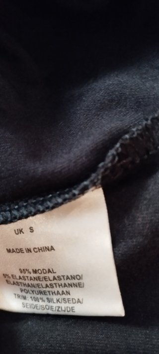 Top negro manga larga con escote