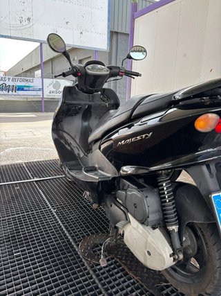 Yamaha Majesty 125 Negra