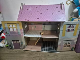 Casa de muñecas de madera