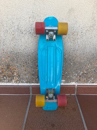 Monopatín Penny Board azul ruedas colores