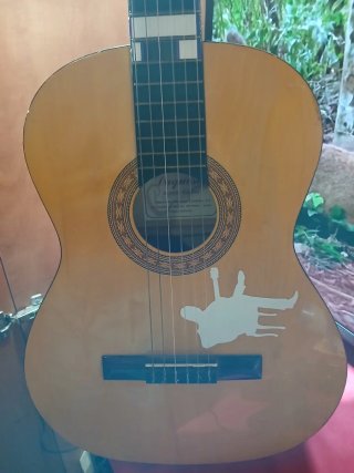 Guitarra Clásica con Adorno