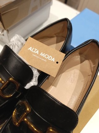 ALTA MODA Mocasines Negros con Hebilla Dorada