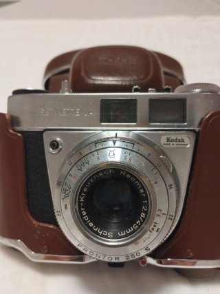 Cámara Kodak Antigua Marrón con funda.