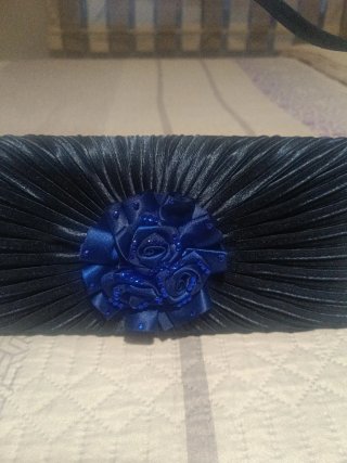 Bolso de fiesta negro con flor azul