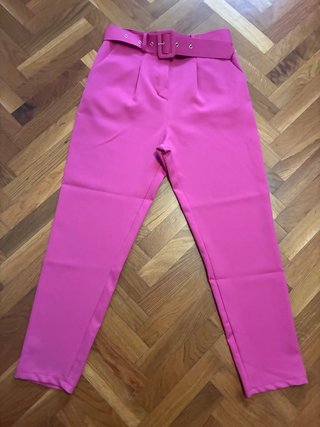 Pantalón de vestir rosa con cinturón