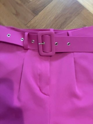Pantalón de vestir rosa con cinturón