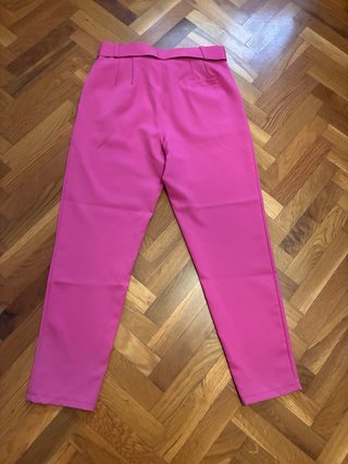 Pantalón de vestir rosa con cinturón