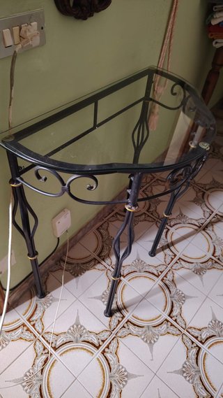Mesa de cristal y metal semicircular