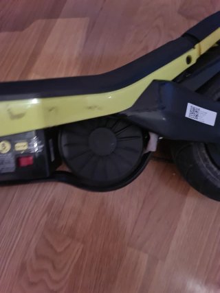 Patinete eléctrico amarillo y negro para piezas