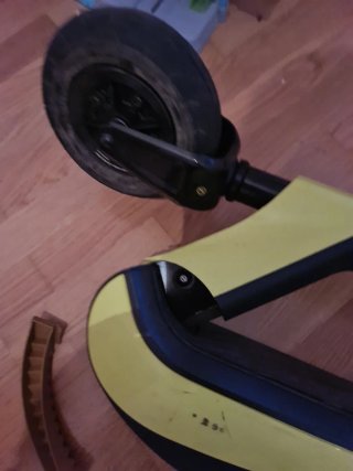 Patinete eléctrico amarillo y negro para piezas
