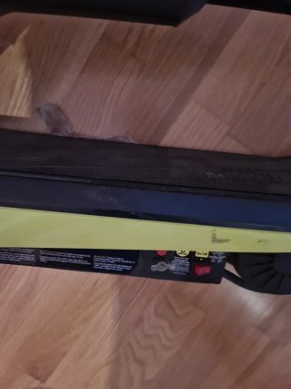 Patinete eléctrico amarillo y negro para piezas