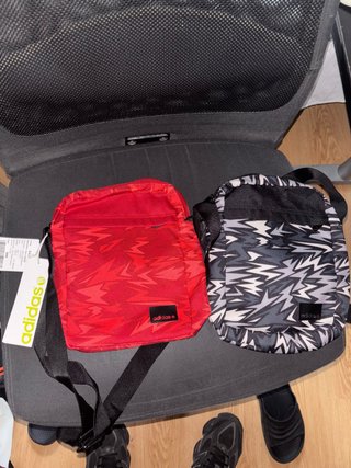 Bolso Adidas con etiqueta