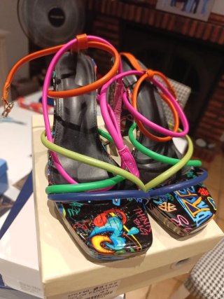 Zapatos de tacón multicolor con tiras