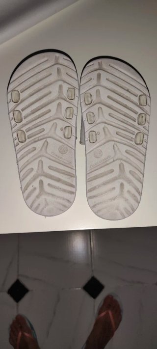 Chanclas blancas con rayas negras