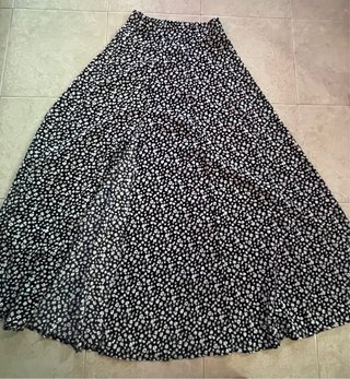 Falda larga estampada flores blancas