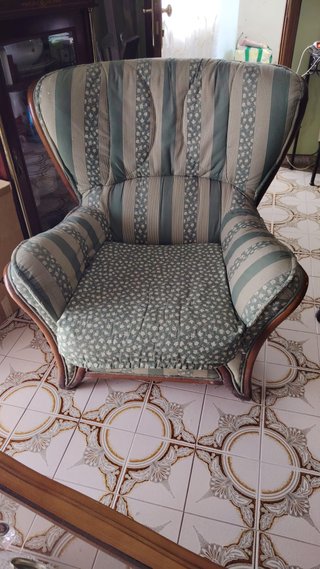 Juego de sillones de tela y madera