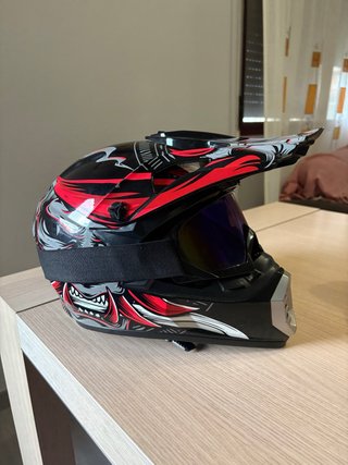 Casco de moto off-road con diseño