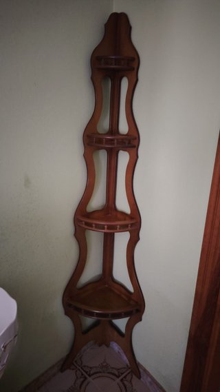 Estantería de esquina de madera