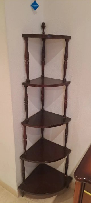 Estantería de esquina de madera