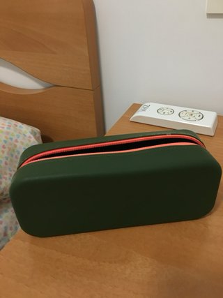 Estuche escolar verde con cremallera naranja