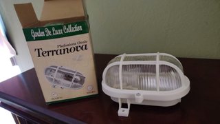 Lámparas de pared doradas y transparentes