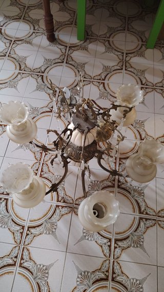 Lámparas de pared doradas y transparentes